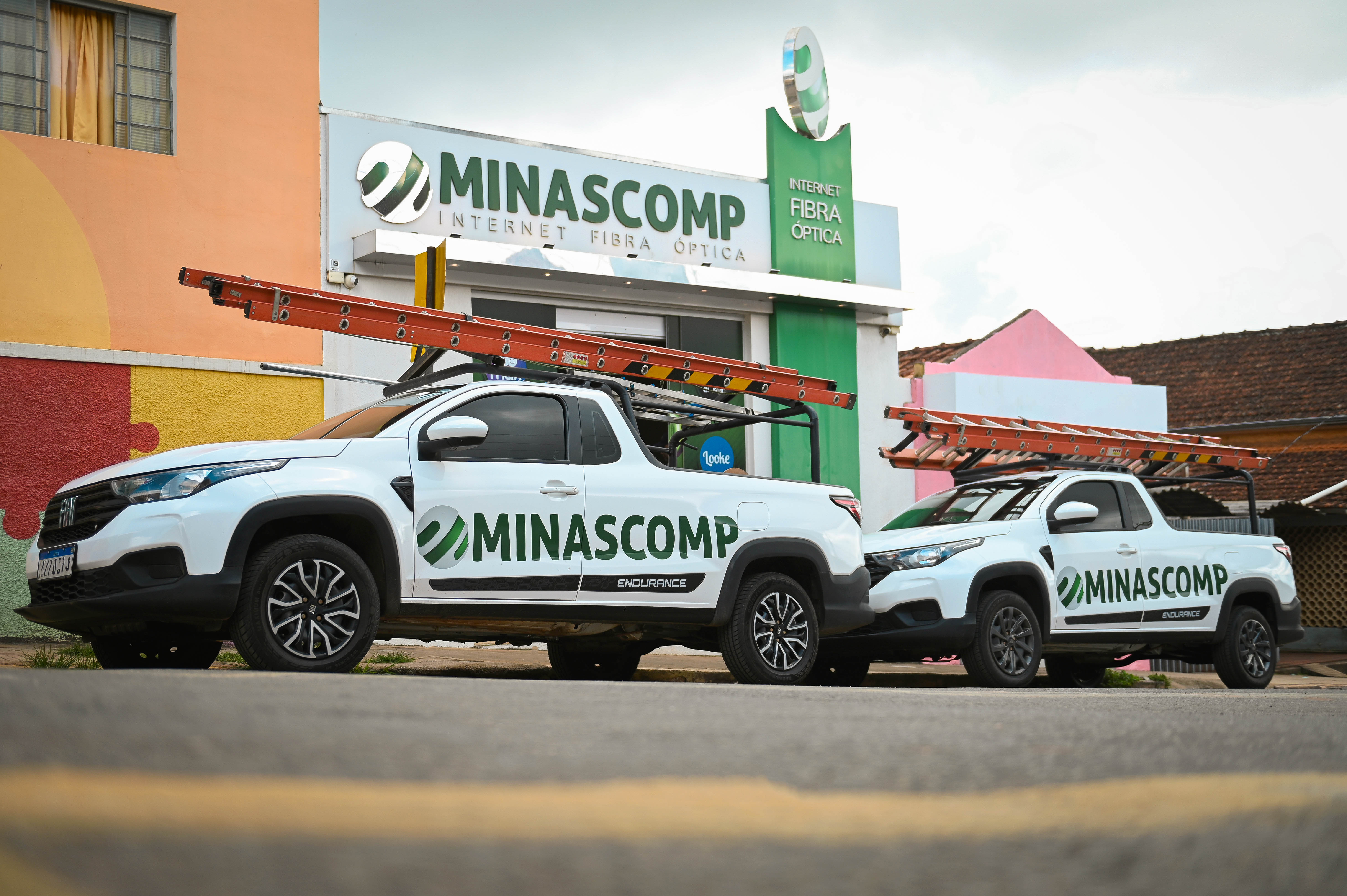 Fachada da Minascomp e veículos da equipe