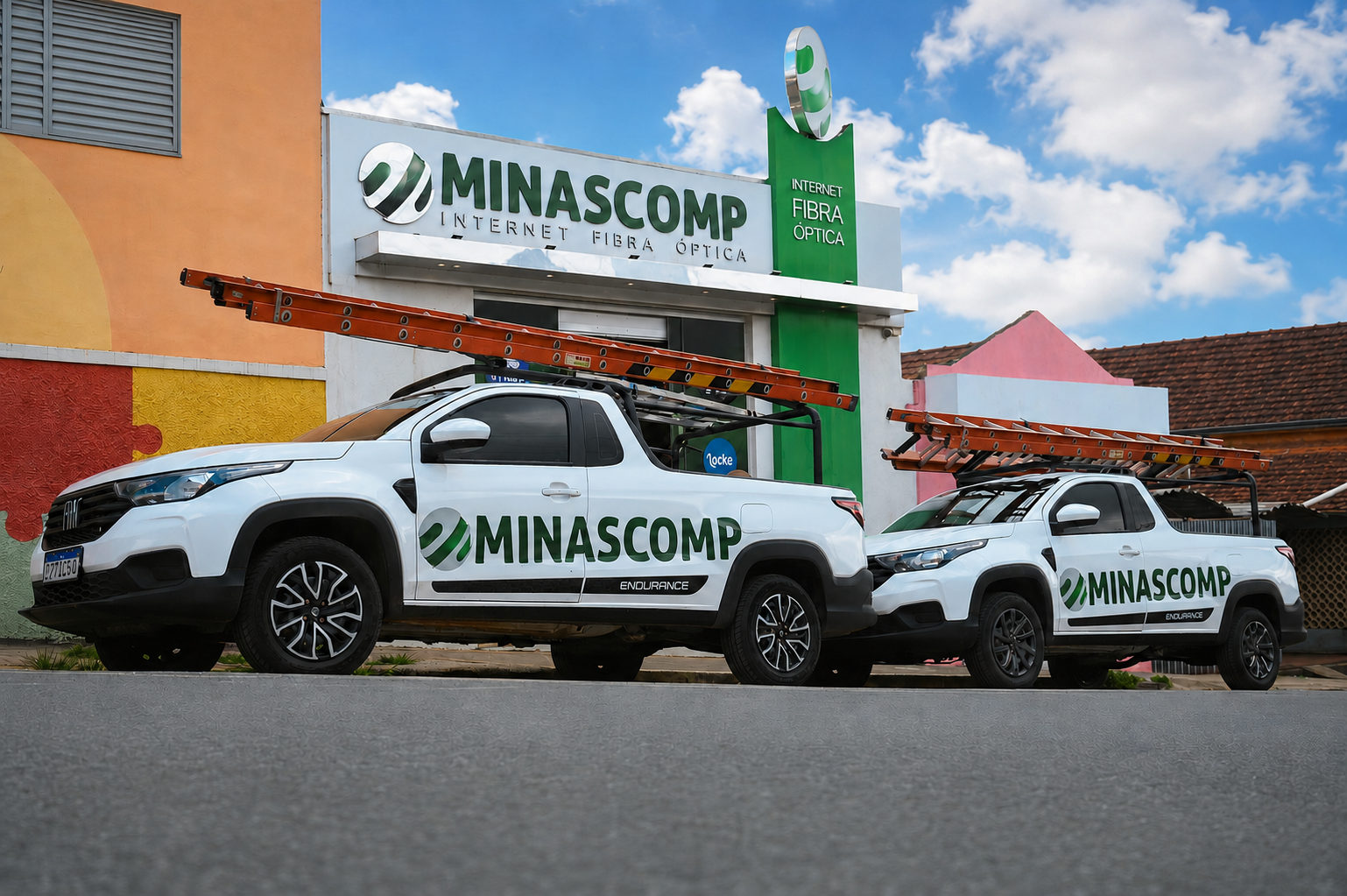 Fachada da Minascomp e veículos da equipe
